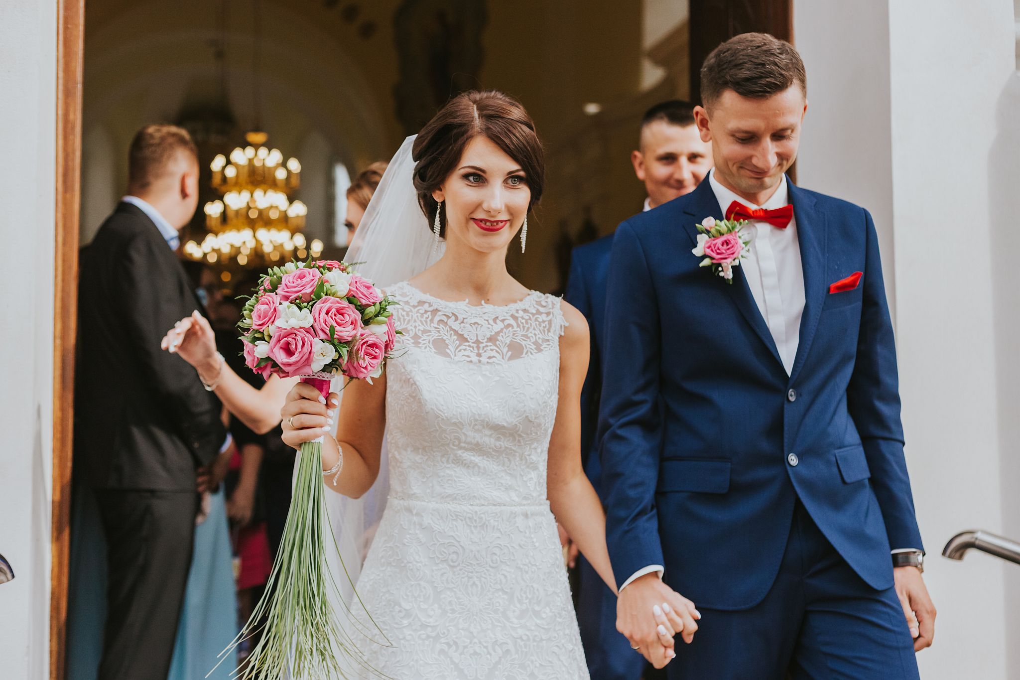 Ewolucja nastąpiła kilka lat temu, modny i pożądany przez pary młode stał się fotoreportaż ślubny nazywany też reportażem, który zachwyca dużo bardziej i pozwala wiernie opowiedzieć całą historię. Bo reportaż ślubny to przepiękna historia Waszego dnia, opowiadana kilkuset zdjęciami najważniejszych momentów jak przysięga małżeńska czy pierwszy taniec. Uzupełniona innymi, bardziej wyszukanymi i niespodziewanymi kadrami. W przeciwieństwie do tradycyjnej fotografii ślubnej pozowane zdjęcia są tutaj ograniczane do minimum. Odpowiednio stworzony reportaż pozwoli Wam zobaczyć to czego nie byliście w stanie zobaczyć w tym dniu, czy poczuć ponownie towarzyszące Wam wtedy emocje. W fotoreportażu zdjęcia nie stanowią jedynie pojedynczych ujęć, ale wspólnie łączą się w całość i spójna narrację.